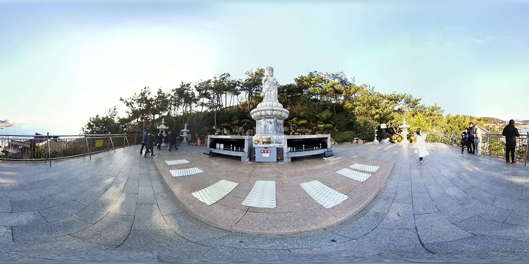 82.부산 해동용궁사 석조 불상.png